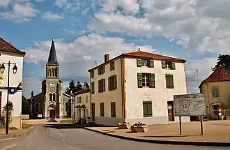 The church and surroundings in Chenay-le-Châtel