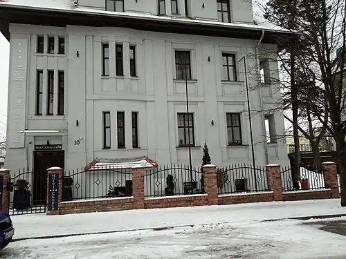 Main frontage on the street