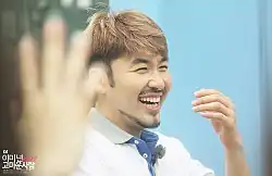 Noh Hong-chul holding a razor