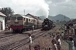BB301 25 with DD52 03 steam locomotive at Leles station in 1972