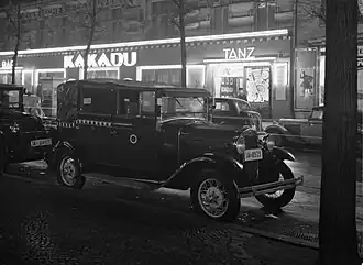 Kakadu [de] bar,[10] corner of Joachimsthalerstraße, Augsburger Straße, and Kurfürstendamm, operated from 1919 to 1937