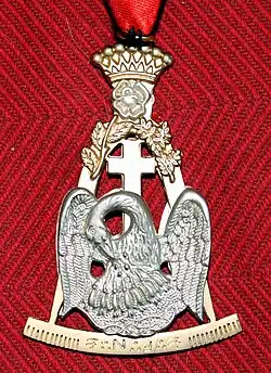 Bijou représentant un pélican qui nourrit ses enfants de son sang.