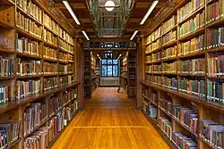 Bookshelves in the Heyne Hall (2022)