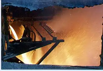 Molten slag flowing into a pelletizing plant [fr].