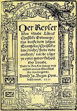 Der Keyserliken Stadt Lübeck Christlike Ordeninge/ tho denste dem hilgen Evangelio/ Christliker leve/ tucht/ frede unde enicheyt/ vor de yöget yn eyner guden Schole tho lerende. Unde de Kercken denere und rechten armen Christlick tho vorsorgende. Dorch Jo. Bugen. Pom. beschreven. 1531. Translates as 'The Imperial City of Lübeck's Christian Ordinance at the service of the Holy Gospel of Christian life, discipline, peace and unity, to teach the youth in a good school, and to provide Christianly for the church servants and the righteous poor. Written by Johannes Bugenhagen the Pomeranian, 1531'.