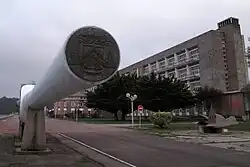 The gun of Lanvéoc at the École Navale, in front of the Orion building