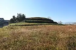 View of the mound at the rear from the front