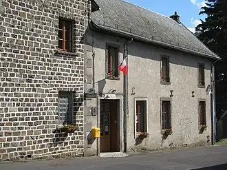 The town hall in Compains