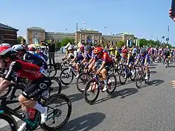 The peloton passing the National Gallery of Denmark