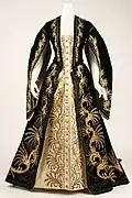 Court robe, Russian, ca. 1900. Metropolitan Museum of Art.[82]