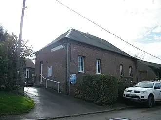 The town hall and school in Cressy-Omencourt