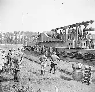 Presentation of a 320 mm model 1870/84 cannon on a railway track to a Chinese military mission, in August 1917 in Thierville-sur-Meuse. The gunners operate the jacks lowering the six support crosspieces.