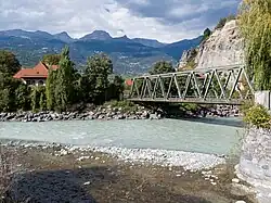 Cours d'eau brun rejoignant un cours d'eau gris plus large.