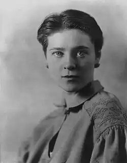 Subtle Rembrandt lighting in a studio portrait of Eva Le Gallienne