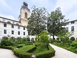 Cour d'honneur arborée et plates-bandes fleurie