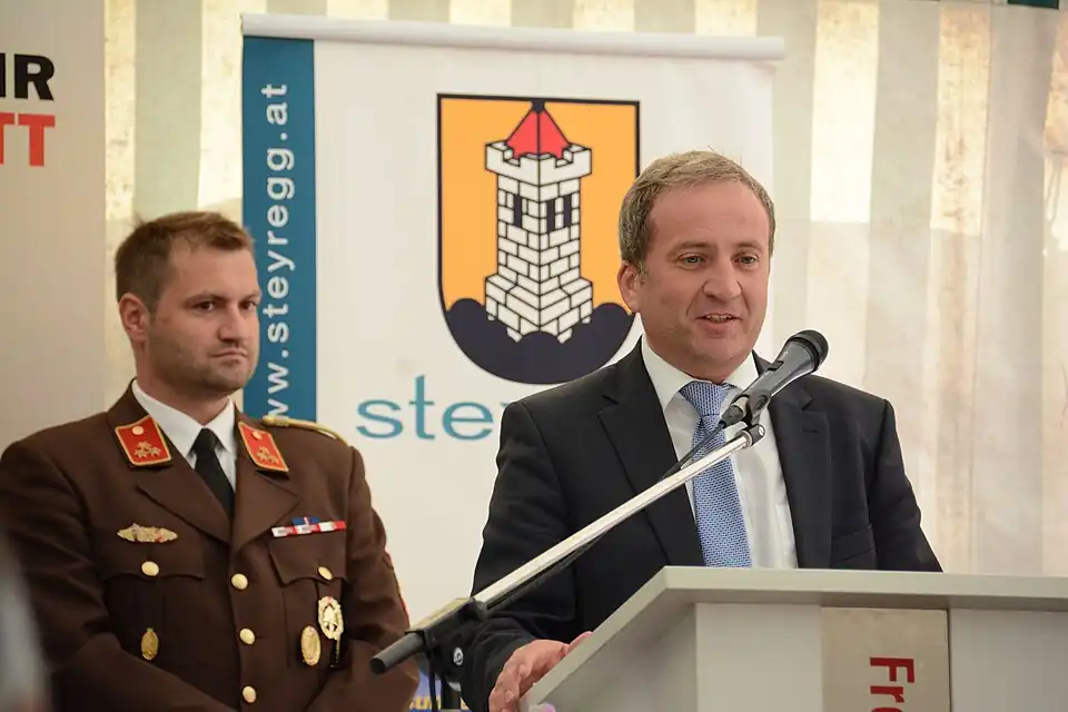 Feuerwehrhaus segnung bfkuu denkmayr 038 (48737228203).jpg