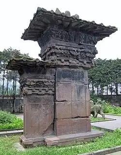 A stone-carved que 6 m (20 ft) in height from the Eastern Han, at the tomb of Gao Yi in Ya'an, Sichuan[398]