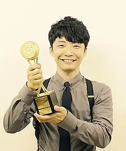 Gen Hoshino at the 2016 Space Shower Music Awards, holding the award for Best Male Artist.