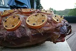 Glazed ham with orange slices and cloves. [[Pork]] and [[lamb]] are the most popular Christmas meat in New Zealand and enjoy near-equal popularity.