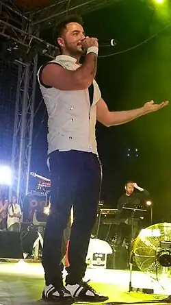 Özen at concert in 2013