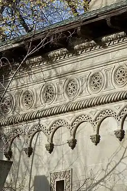 Romanian Revival interlaces on the Vlahuți-Slătineanu Grave, Bellu Cemetery, Bucharest, by Grigore Cerkez, 1913