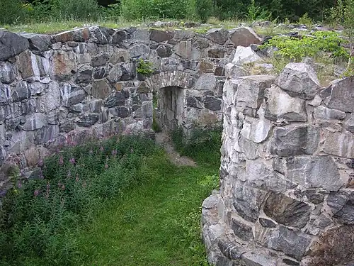 The foundation, central pillar