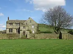 Flanking wall and gateway