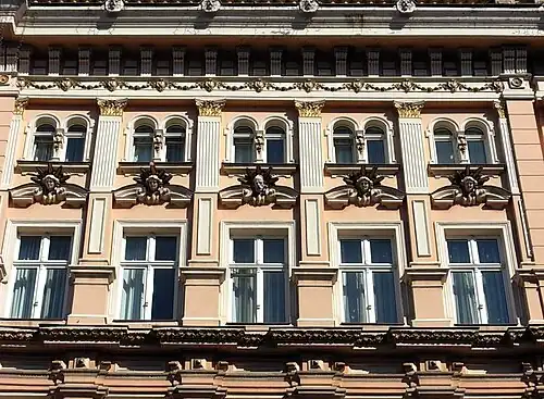 Hotel Pod Orłem mascarons