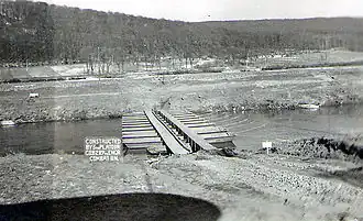 Infantry support bridge supported by light aluminum pontoons