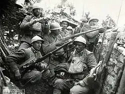 Italian soldiers in trenches (1918)