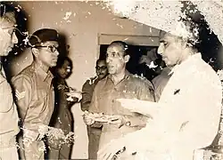 Menon talking with former Indian minister of defense V. K. Krishna Menon, who attended the exhibition to view Menon's art (1951)