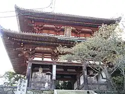 Gate with guardians