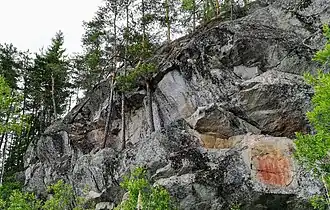 Close-up of Kolmiköytisienvuori, with the Neolithic rock painting