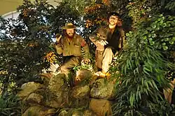 Sculptures of Camilo Cienfuegos and Che Guevara in the jungle, as part of a museum exhibit