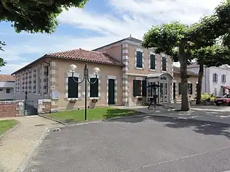 The town hall in Lesperon