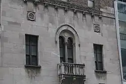 An arched window on the second floor of the Lexington Avenue facade. The arch is flanked by two rectangular windows.