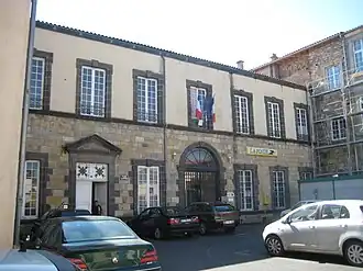The town hall in Plauzat