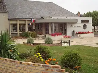 The town hall in Oinville-Saint-Liphard