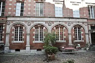 Arcades and Renaissance medallions.