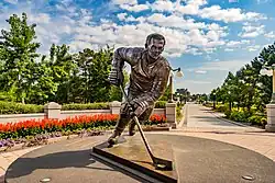A bronze statue of Richard in full uniform and a skating pose