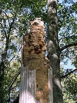 Detail of the ruins in 2010. Construction of columns: red brick & plaster.