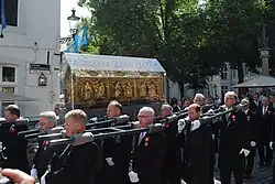 The Noodkist in procession