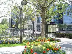 Street-level entrance at Pont de Levallois–Bécon
