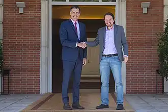 Picture of Pedro Sánchez and Pablo Iglesias shaking hands in Moncloa palace