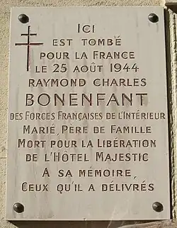 Plaque commemorating Raymond Bonenfant, who was killed at 17 rue Galilée in the battle for the nearby Hotel Majestic