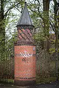 Brick fence pillar with rhythmically applied glazed stones on the Holy Spirit Hospital (52°22′07″N 9°46′13″E﻿ / ﻿52.368591°N 9.770286°E﻿ / 52.368591; 9.770286﻿ (Gemauerter Zaunpfeiler))