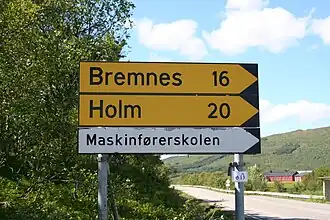 Road sign Bremnes Holm.jpg