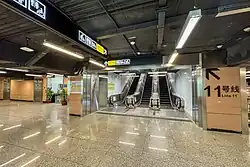 Line 6 platform interlayer transfer escalators to Line 11 and toilets