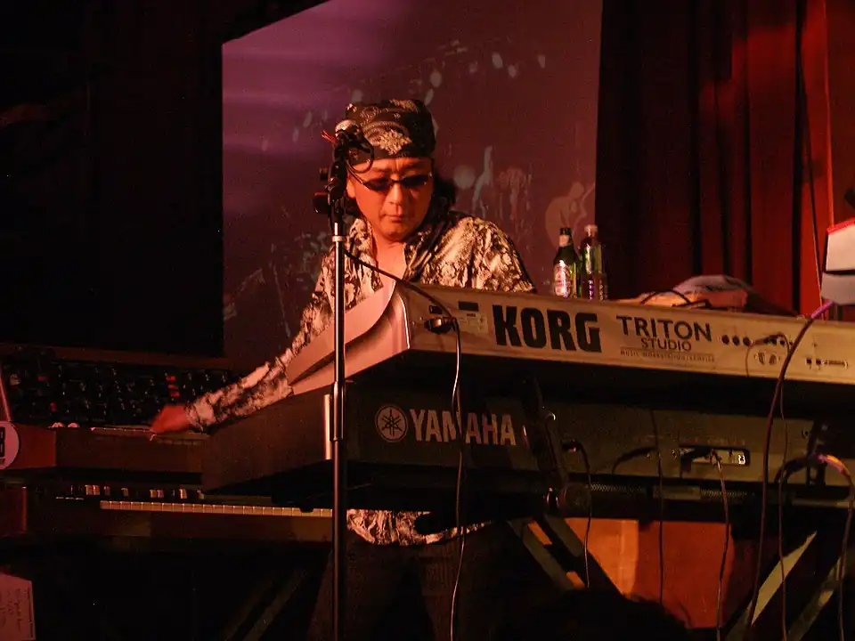 Okumoto performing with Spock's Beard in 2007