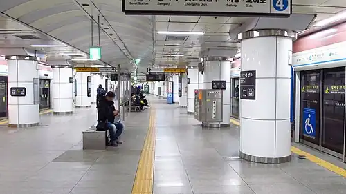 The platform at Hoehyeon Station on Seoul Subway Line 4 in Jung-gu, Seoul